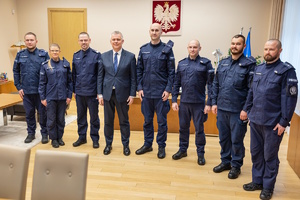 zdjęcie kolorowe przedstawia policjantów, którzy uratowali życie dziecka wraz z Ministrem Tomaszem Siemoniak i Komendantem Głównym Policji nadinsp. Markiem Boroniem