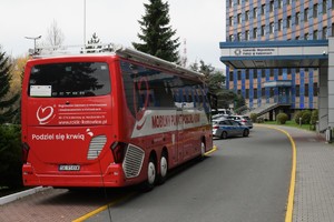 Na zdjęciu autobus z Regionalnego Centrum Krwiodawstwa i Krwiolecznictwa w Katowicach na tle Komendy Wojewódzkiej Policji w Katowicach