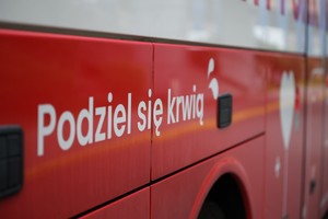 Na zdjęciu fragment autobusu z napisem &quot; Podziel się krwią&quot;