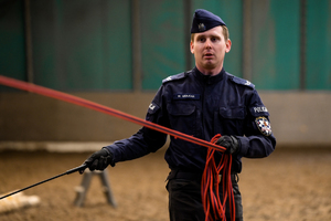 Na zdjęciu umundurowany funkcjonariusz Policji