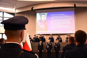 Na zdjęciu widzimy policjantów w czasie uroczystości