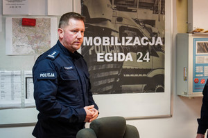 na zdjęciu policjant za nim na tablicy napis MOBILIZACJA EGIDA 24