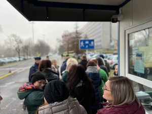 na zdjęciu osoby wchodzące na teren Komendy Wojewódzkiej Policji