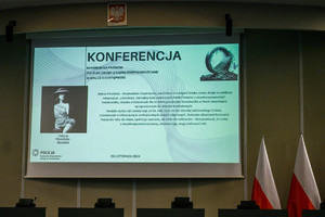 na zdjęciu wyświetlony slajd z napisem konferencja barierom na przekór: Policja i osoby z niepełnosprawnościami w walce o dostępność, zdjęcie modelki Aldony Plewińskiej.