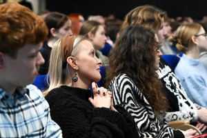 na zdjęciu twarze kilku osób uczestniczących w konferencji