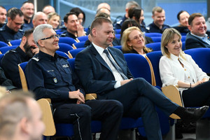 na zdjęciu policjanci, generał i osoby uczestniczące w spotkaniu.