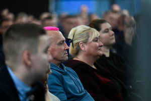 na zdjęciu twarze kilku osób uczestniczących w konferencji.