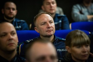 na zdjęciu twarze policjantów uczestniczących w konferencji.