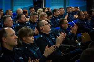 na miejscu policjanci bijący brawo.