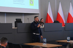 na zdjęciu policjant w trakcie przemowy