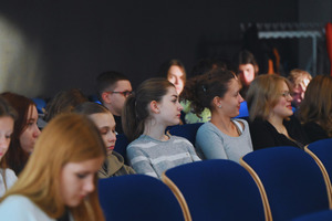 na zdjęciu młode osoby siedzące na krzesłach w sali