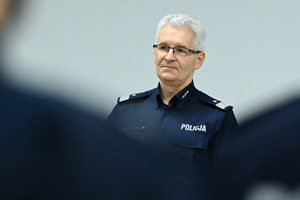 Zdjęcie przedstawia: umundurowanego policjanta.