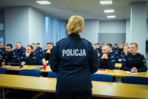 Zdjęcie przedstawia: policjantkę przed grupą szkoleniową.