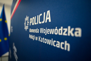 Zdjęcie przedstawia: napis Policja, Komenda Wojewódzka Policji w Katowicach.