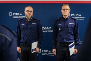 Zdjęcie przedstawia: dwóch umundurowanych policjantów.