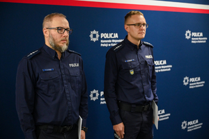 Zdjęcie przedstawia: dwóch umundurowanych policjantów.