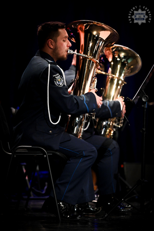 policjant muzyk gra na instrumencie