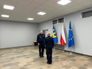 Na zdjęciu oficer z Wydziału Doboru i Szkolenia KWP w Katowicach składa meldunek na rozpoczęcie szkolenia zawodowego podoficerskiego Zastępcy Komendanta Wojewódzkiego Policji w Katowicach.