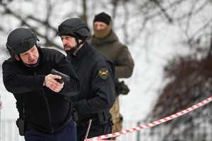 policjanci idący z bronią podczas szkolenia minersko-pirotechnicznego