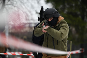 policjant idzie z bronią podczas szkolenia minersko-pirotechnicznego