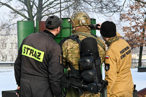 strażacy z żołnierzem podczas szkolenia minersko-pirotechnicznego