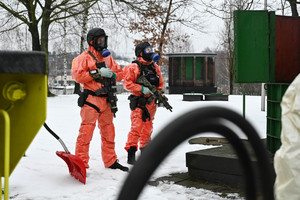 policjanci w skafandrach przeciwchemicznych podczas szkolenia minersko-pirotechnicznego