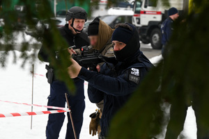 policjanci podczas treningu posługiwania się bronią w trakcie szkolenia minersko-pirotechnicznego