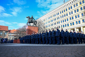 zdjęcie kolorowe policjanci stojący w szyku