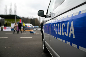 Na zdjęciu zbliżenie na napis POLICJA na radiowozie