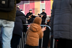 Na zdjęciu dziecko zwrócone w stronę sceny, na której gra Orkiestra Muzyczna Śląskiej Policji