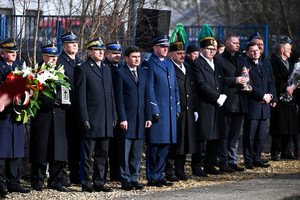 Na zdjęciu oficerowie Policji, Państwowej Straży Pożarnej oraz górnicy w mundurach galowych