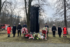 Na zdjęciu Pomnik upamiętniający zmarłych w katastrofie MTK oraz warta honorowa złożona z funkcjonariuszy Policji, Państwowej Straży Pożarnej oraz ratowników medycznych i ratowników górniczych