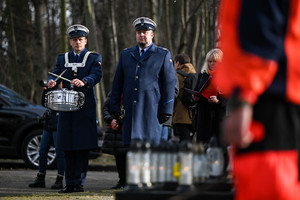 Na zdjęciu dwóch policjantów w mundurach galowych grający na instrumentach muzycznych