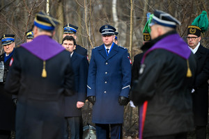 Na zdjęciu oficer Policji w mundurze galowym