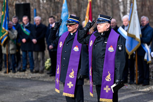 Na zdjęciu kapelani Państwowej Straży Pożarnej oddający honor