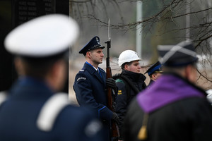 Na zdjęciu policjant w mundurze galowym