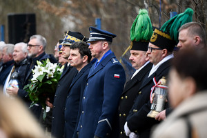 Na zdjęciu oficerowie Policji, Państwowej Straży Pożarnej oraz górnicy w mundurach galowych