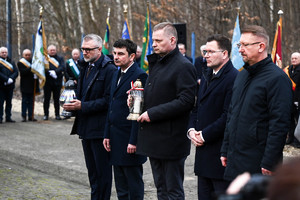 Na zdjęciu przedstawiciele władz wojewódzkich i samorządowych składający znicz i wieniec pod Pomnikiem