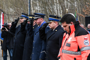 Na zdjęciu oficerowie Policji, Państwowej Straży Pożarnej oraz ratownik medyczny