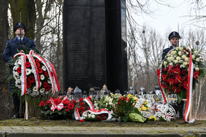 Na zdjęciu policjant w mundurze galowym pełniący wartę przy pomniku