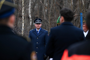 Na zdjęciu zbliżenie na oficera Policji w mundurze galowym