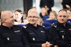 zdjęcie przedstawia policjantów