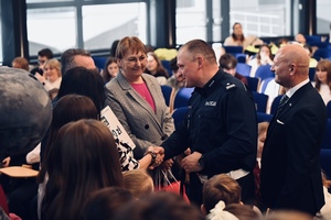 policjant przekazujący gratulację