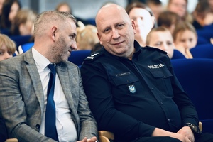 policjant rozmawiający z mężczyzną w garniturze