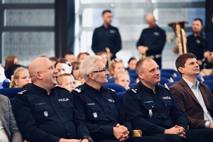 na zdjęciu policjanci siedzący na widowni