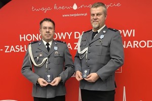 Odznaczeni policjanci w mundurach galowych