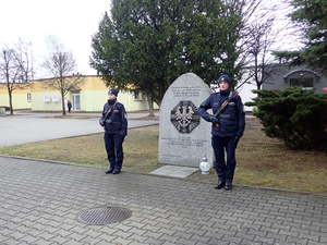 policjanci przy pamiątkowym obelisku