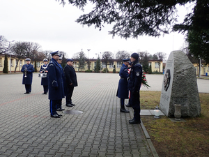 policjanci przy pamiątkowym obelisku