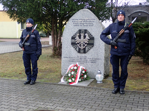 policjanci przy pamiątkowym obelisku