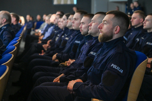 zdjęcie kolorowe policjanci siedzą na sali